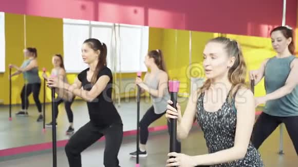 健身运动训练和生活方式概念一群妇女在健身室里做普拉提运动视频的预览图