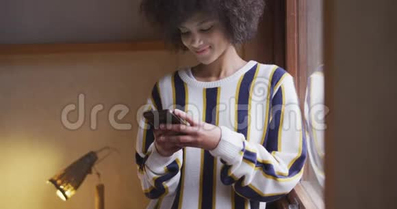 混血女人在家发短信视频的预览图