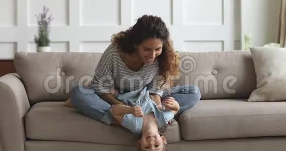 单身女保姆和爱笑的女儿玩得很开心视频的预览图