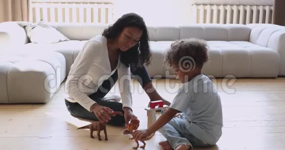 快乐的年轻非洲裔美国母亲与小混血儿玩耍视频的预览图