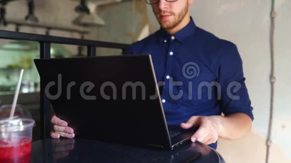 自由职业者将可转换笔记本电脑转换为平板电脑模式并与触摸屏一起工作数码艺术家使用二合一视频的预览图