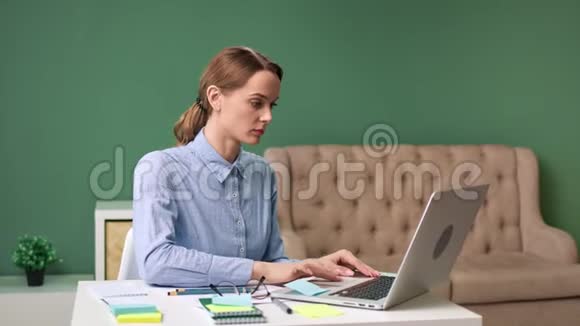 自信的时髦女商人在笔记本电脑上工作拍摄红鸦4k影院视频的预览图
