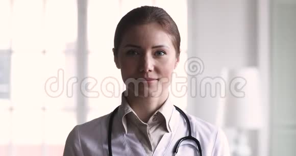 微笑自信年轻成年女医生特写肖像视频的预览图