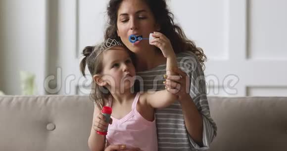 快乐的小保姆和小女孩吹肥皂泡视频的预览图