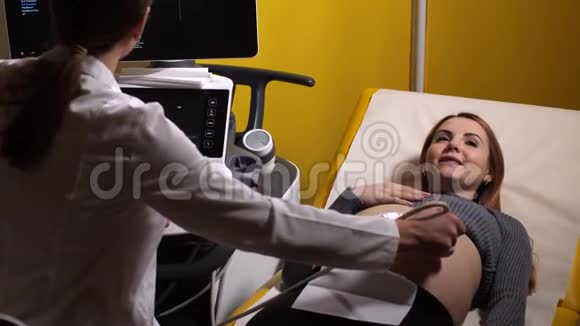 在超声诊断中微笑孕妇视频的预览图