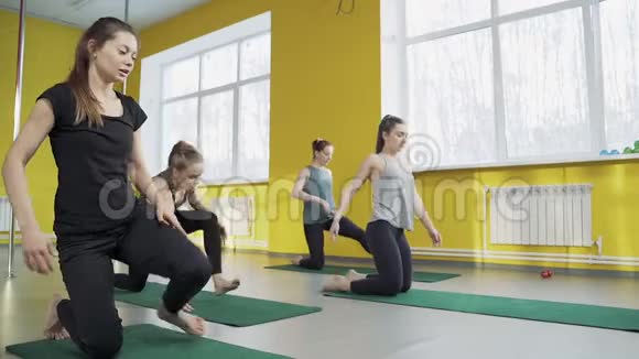 有魅力的年轻运动女性一起做瑜伽集体培训健康的生活方式观念视频的预览图