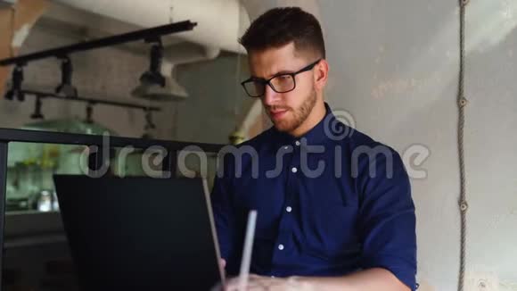 年轻有魅力的时髦自由职业者在阁楼咖啡馆里远程操作笔记本电脑商人浏览咖啡店的互联网视频的预览图