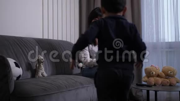 小男孩抱着妈妈跪着视频的预览图