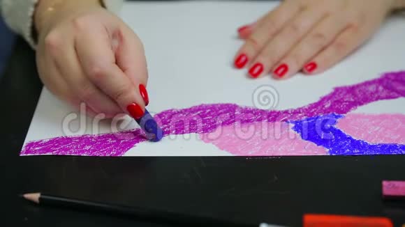 女人白蓝纸上画着夜空视频的预览图