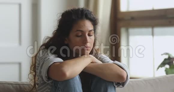 沮丧的年轻女人拥抱膝盖思考个人问题视频的预览图