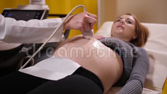 临床超声扫描年轻孕妇视频的预览图