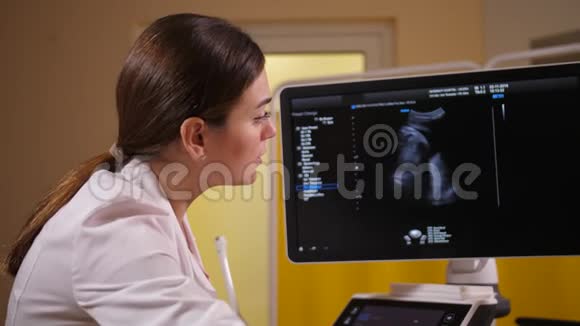 孕期女性产科医生超声检查视频的预览图