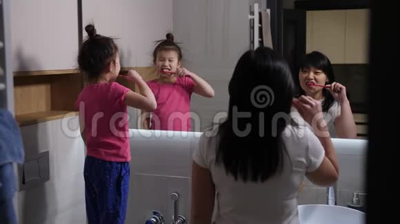 亚洲母女晚上刷牙视频的预览图