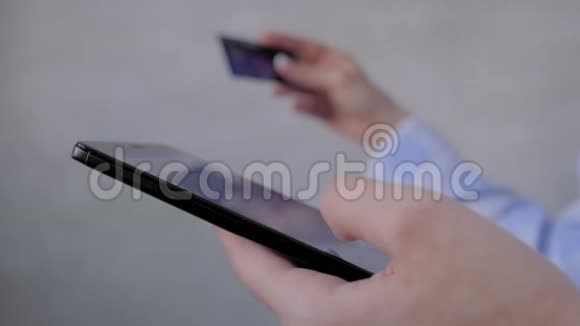 网上购物概念女性使用智能手机和信用卡关闭视频的预览图