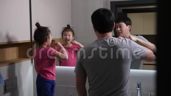 亚洲爸爸和女儿在浴室刷牙视频的预览图