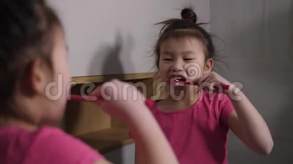 中国女孩刷牙的镜子反映视频的预览图