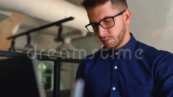 在咖啡馆里自由职业者用手在笔记本电脑键盘上打字时相机会滑动在办公室工作的商务人士视频的预览图