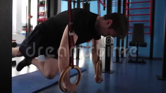 一个男人正在健身房训练训练一个运动的人锻炼腹部的肌肉以获得力量和耐力视频的预览图