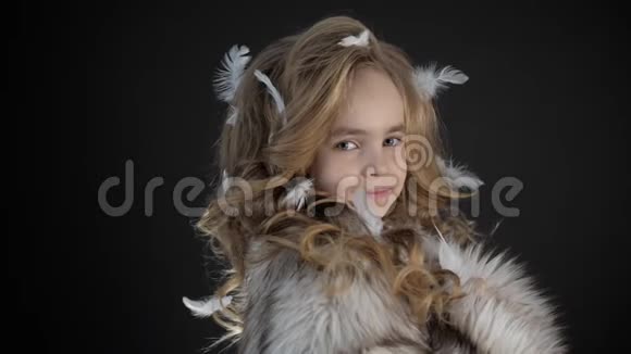 小微笑美女时尚女孩儿童时尚模特的肖像视频的预览图