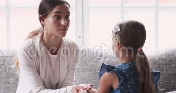 可爱的小妈妈牵着手和小女孩说话视频的预览图