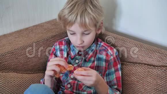 八岁的男孩吃普通话视频的预览图