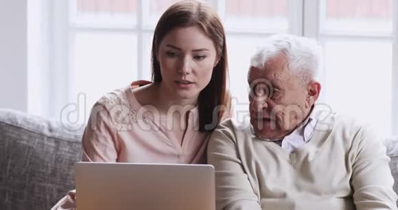 年轻孙女用手提电脑教大孙子学视频的预览图