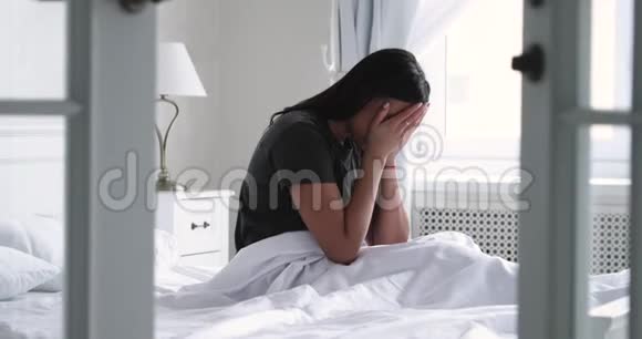 沮丧的非洲女人睡不好后在床上醒来视频的预览图