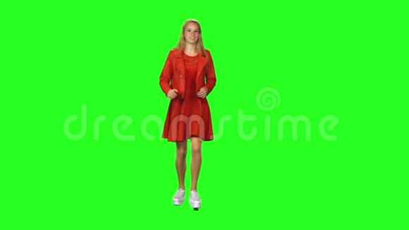 金发女孩正在绿色屏幕背景下带着可爱的微笑跑去开会铬钥匙4k射击前景视频的预览图