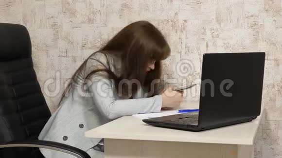 女商人工作轻松在电脑前睡着了办公室里的女人在工作场所打哈欠累坏了视频的预览图
