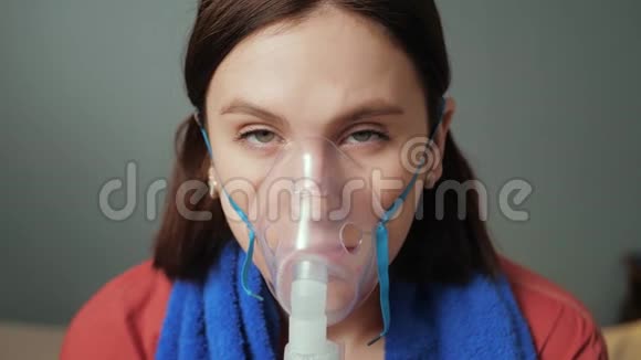 女孩用雾化器吸入她在看摄像机慢动作和特写视频的预览图