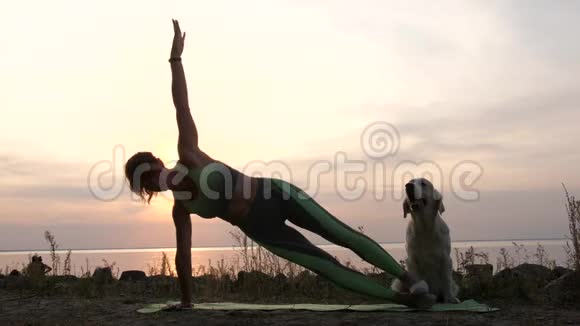 适合运动的女性在岸上练习瑜伽体式视频的预览图