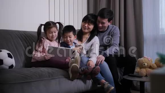 亚洲家庭一边看视频一边笑视频的预览图