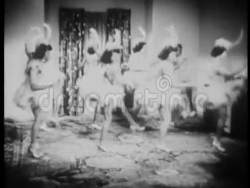 穿着服装的女人在客厅里跳着舞蹈视频的预览图