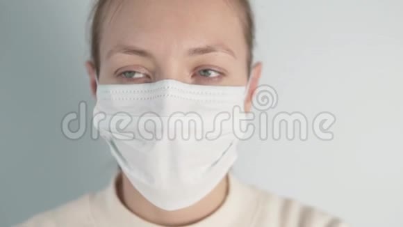 一个带病毒的戴防护口罩的女人视频的预览图