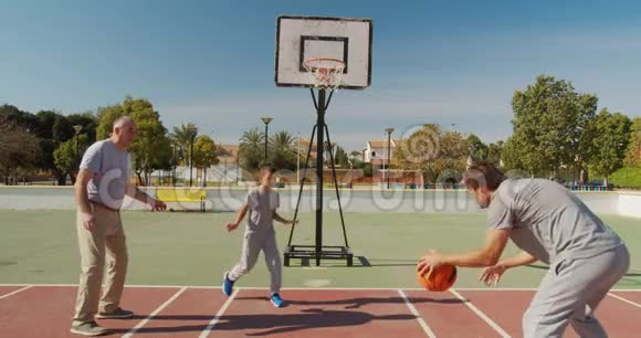 多代家庭在户外球场打篮球视频的预览图