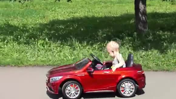 小男孩骑着爸爸开的玩具车视频的预览图
