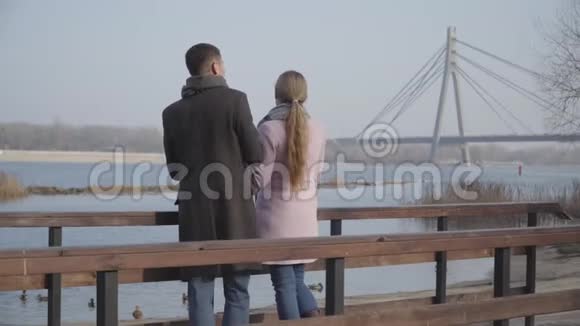 可爱的高加索成年夫妇拥抱在公园的木桥上对已婚男女花时间的看法视频的预览图