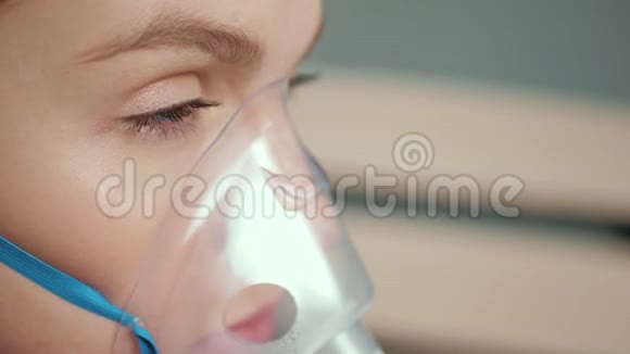 女孩用雾化器吸入侧视慢动作和特写视频的预览图