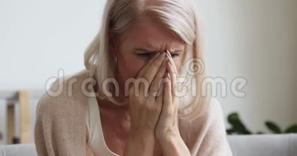 沮丧的成熟女人独自在家哭泣视频的预览图