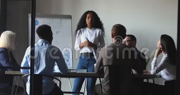 非洲商务女性经理教练用挂图演示视频的预览图