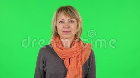 中年金发女人的肖像带着震惊的哇脸表情绿色屏幕视频的预览图