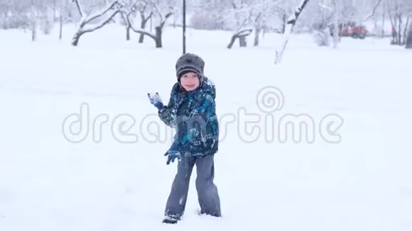 快乐的孩子在雪天玩雪球圣诞节假期视频的预览图
