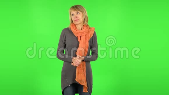 中年金发女人对周围发生的事情感到惊讶绿色屏幕视频的预览图