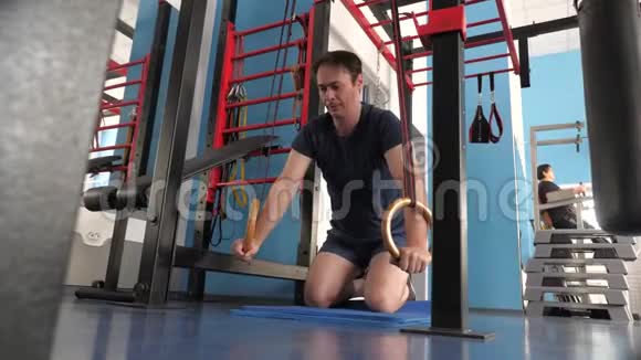 加强背部的肌肉健身房锻炼体育生活理念健身房减肥健身男温暖视频的预览图