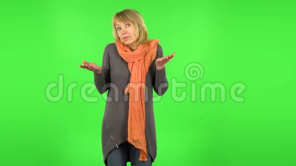 中年金发女人愤怒地与某人交谈绿色屏幕视频的预览图