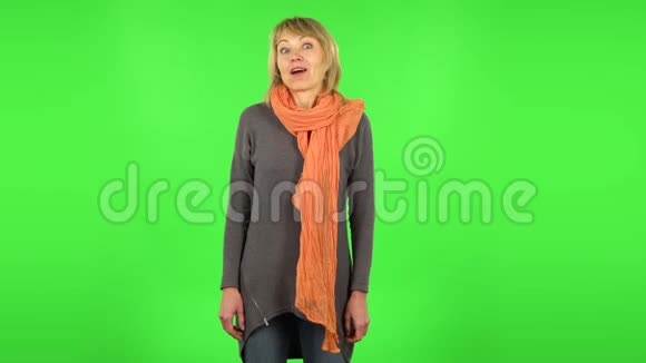 中年金发女人用震惊的表情说哇绿色屏幕视频的预览图