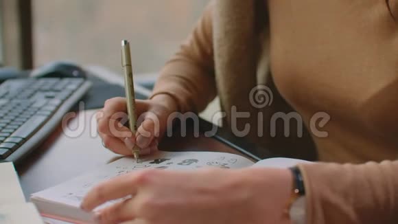 字体设计师用黑墨水毛笔在白纸画布上用字书法拼在上面视频的预览图