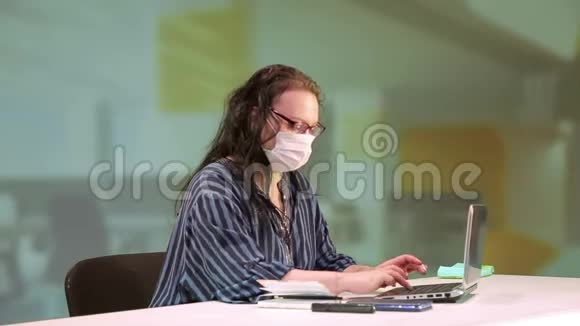 办公室里的女人戴着医用口罩在电脑上打字视频的预览图