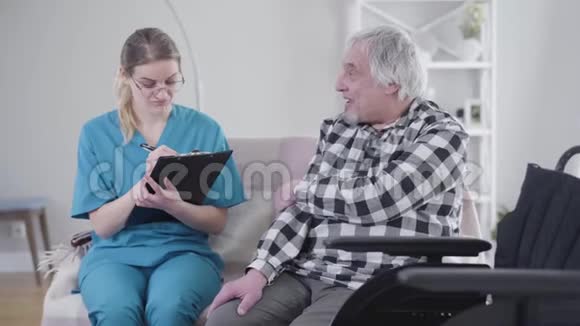 职业白种护士与老年男性病人交谈并记录症状老年男女视频的预览图