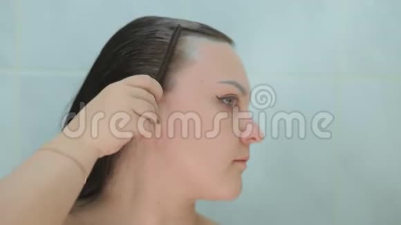 一个黑发女人用刷子染头发视频的预览图